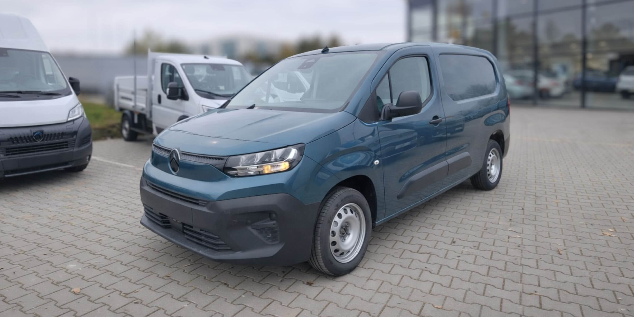 Citroën Berlingo – widok z przodu i lewego boku