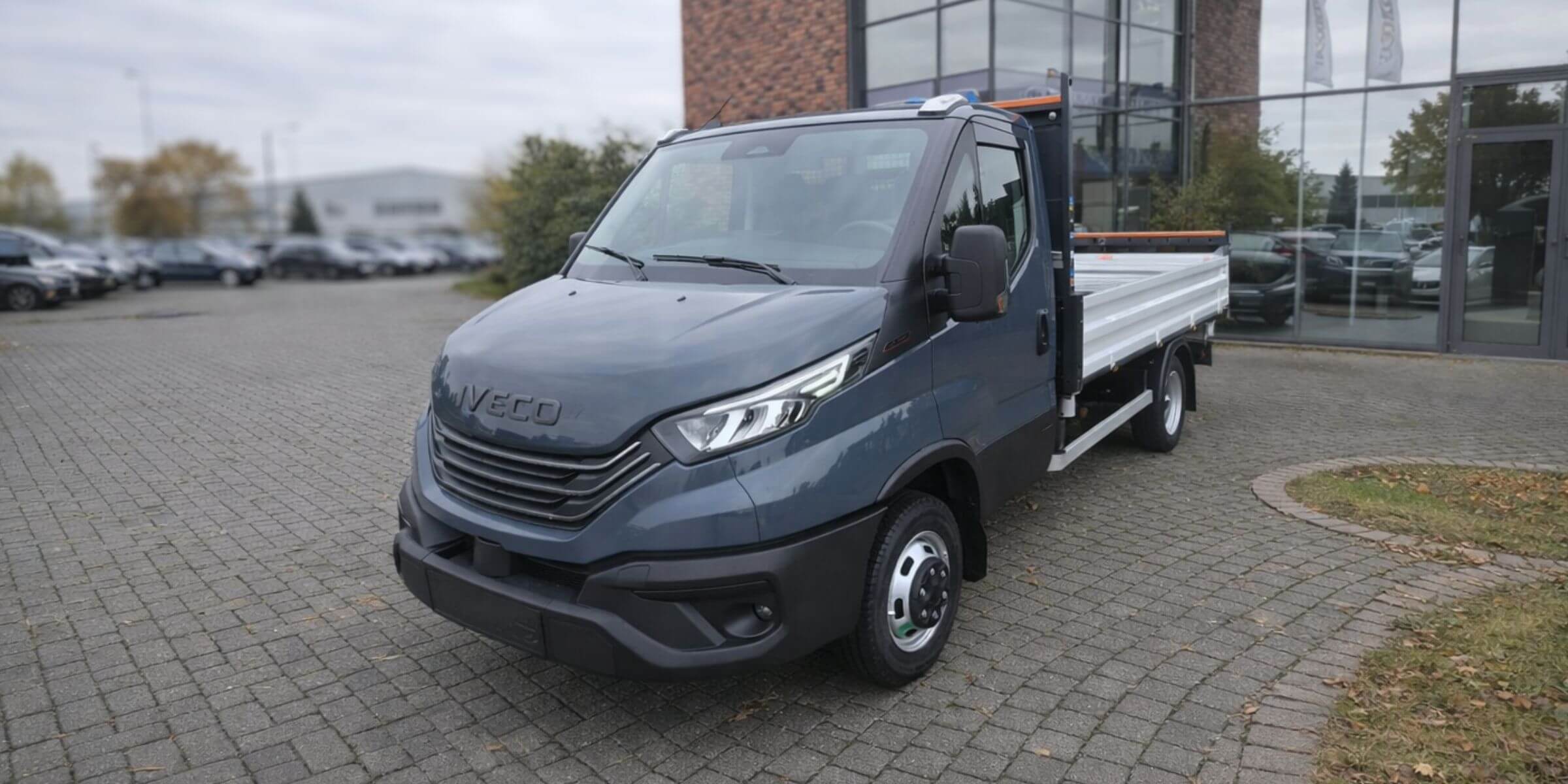 Iveco Daily – widok z przodu i lewego boku