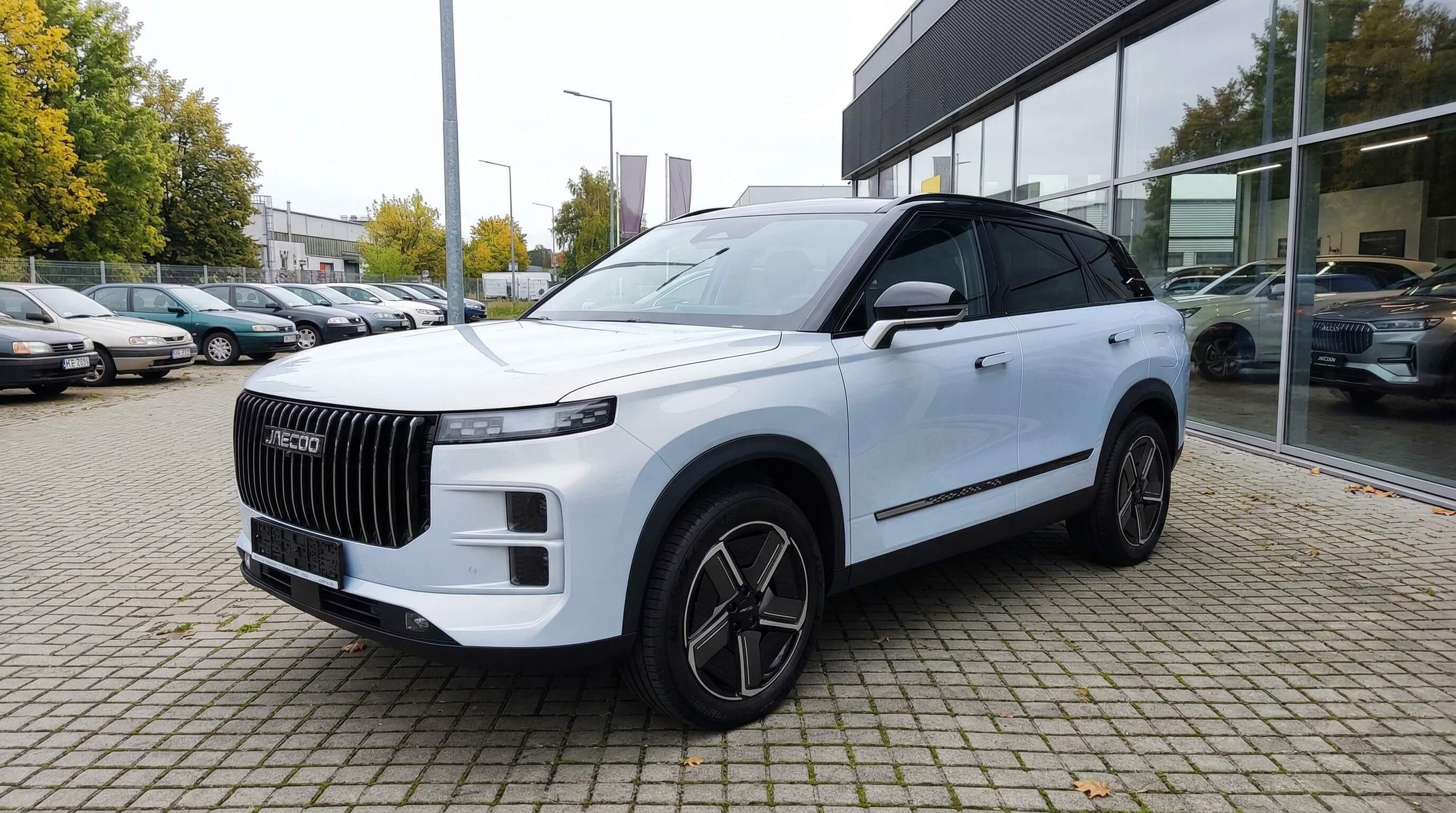 Jaecoo J7 – widok z przodu i prawego boku