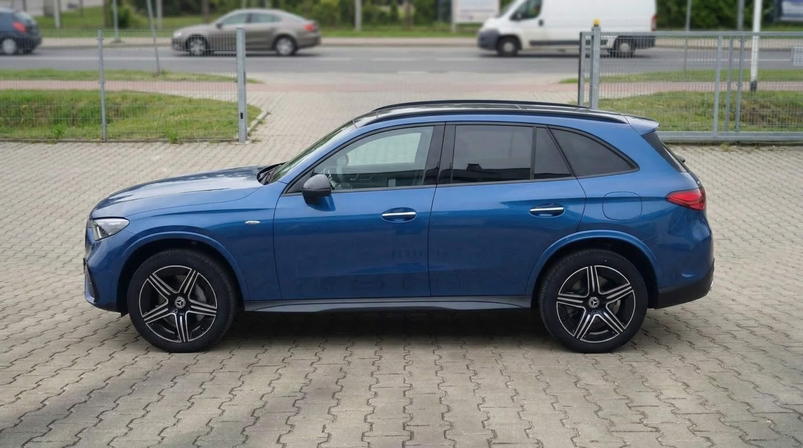 Mercedes-Benz GLC 300 SUV AMG Line – zdjęcie 3