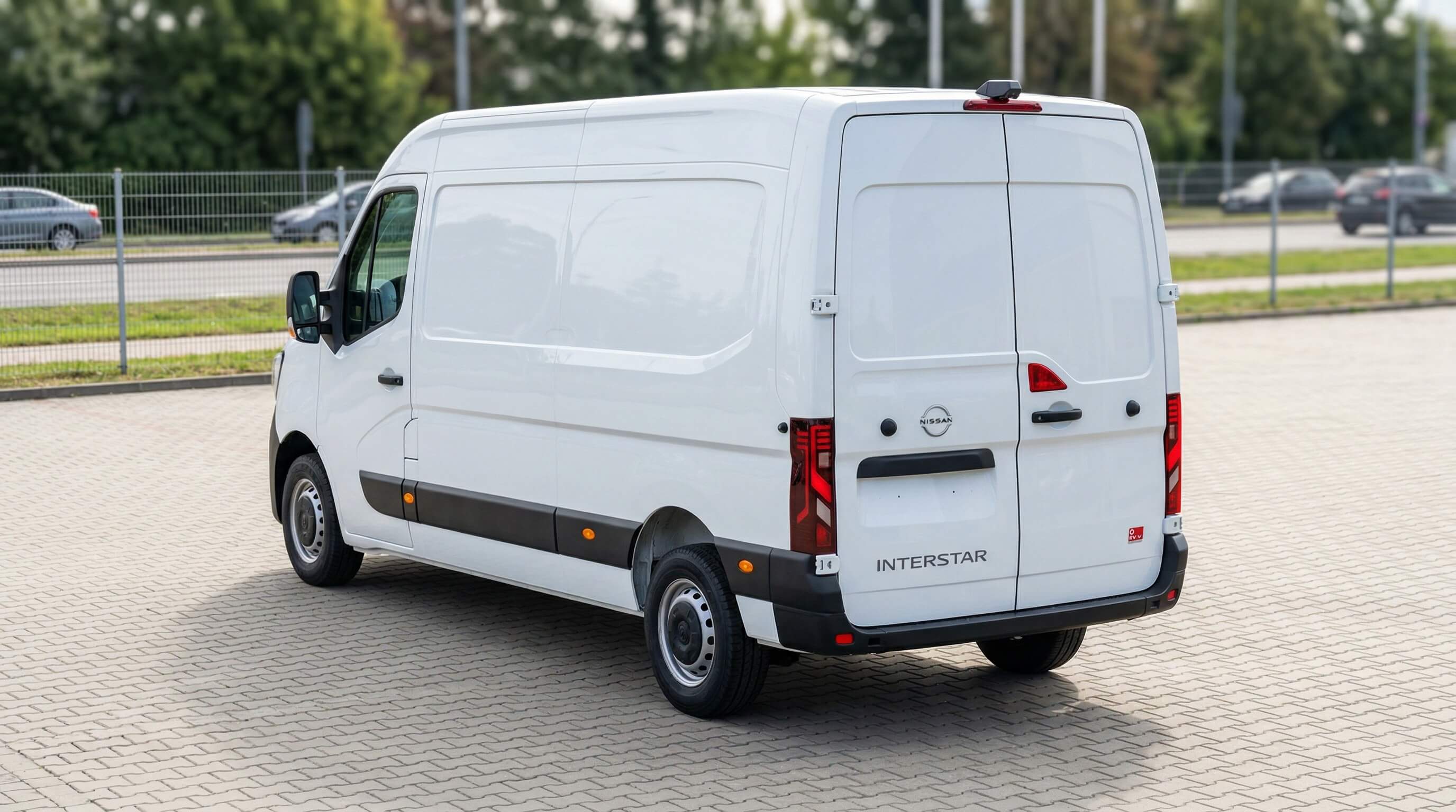 Nissan Interstar Furgon L3H2 3-os. – zdjęcie 3