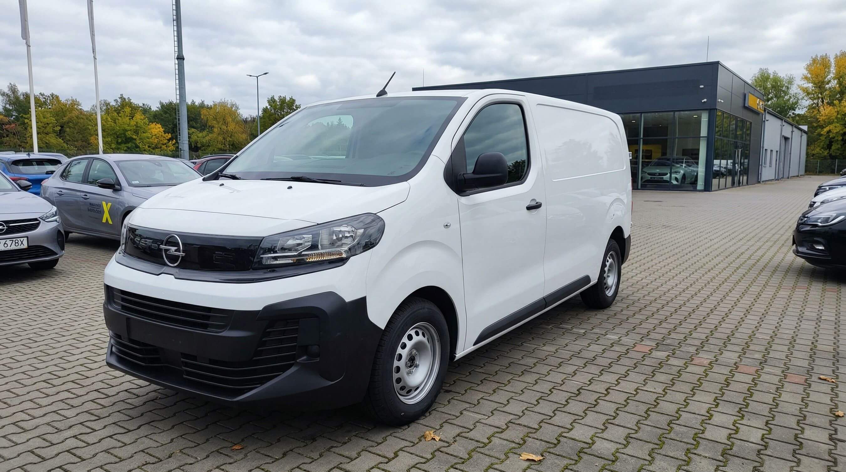 Opel Vivaro – widok z przodu i lewego boku