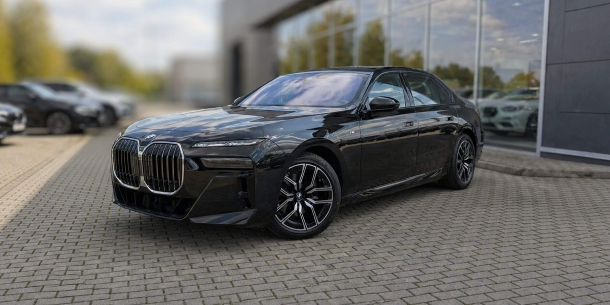BMW 7 Series – widok z przodu i lewego boku