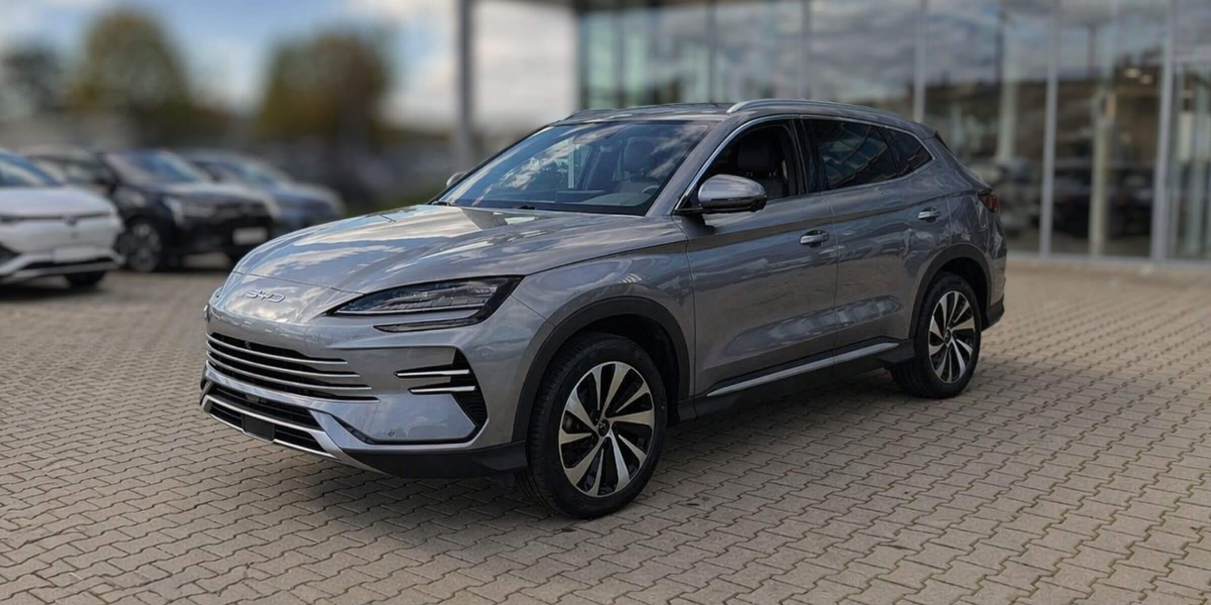 BYD Seal U DM-i – widok z przodu i prawego boku