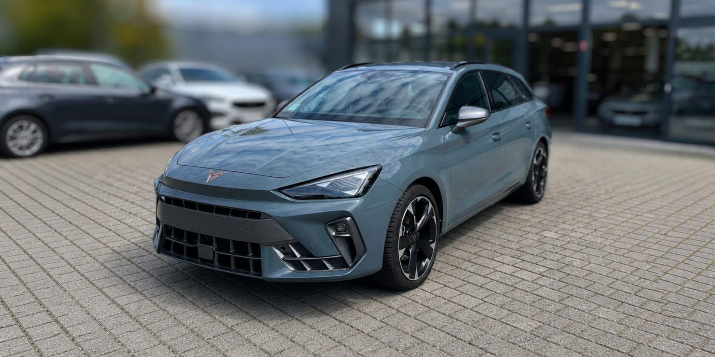 Cupra Leon – widok z przodu i lewego boku