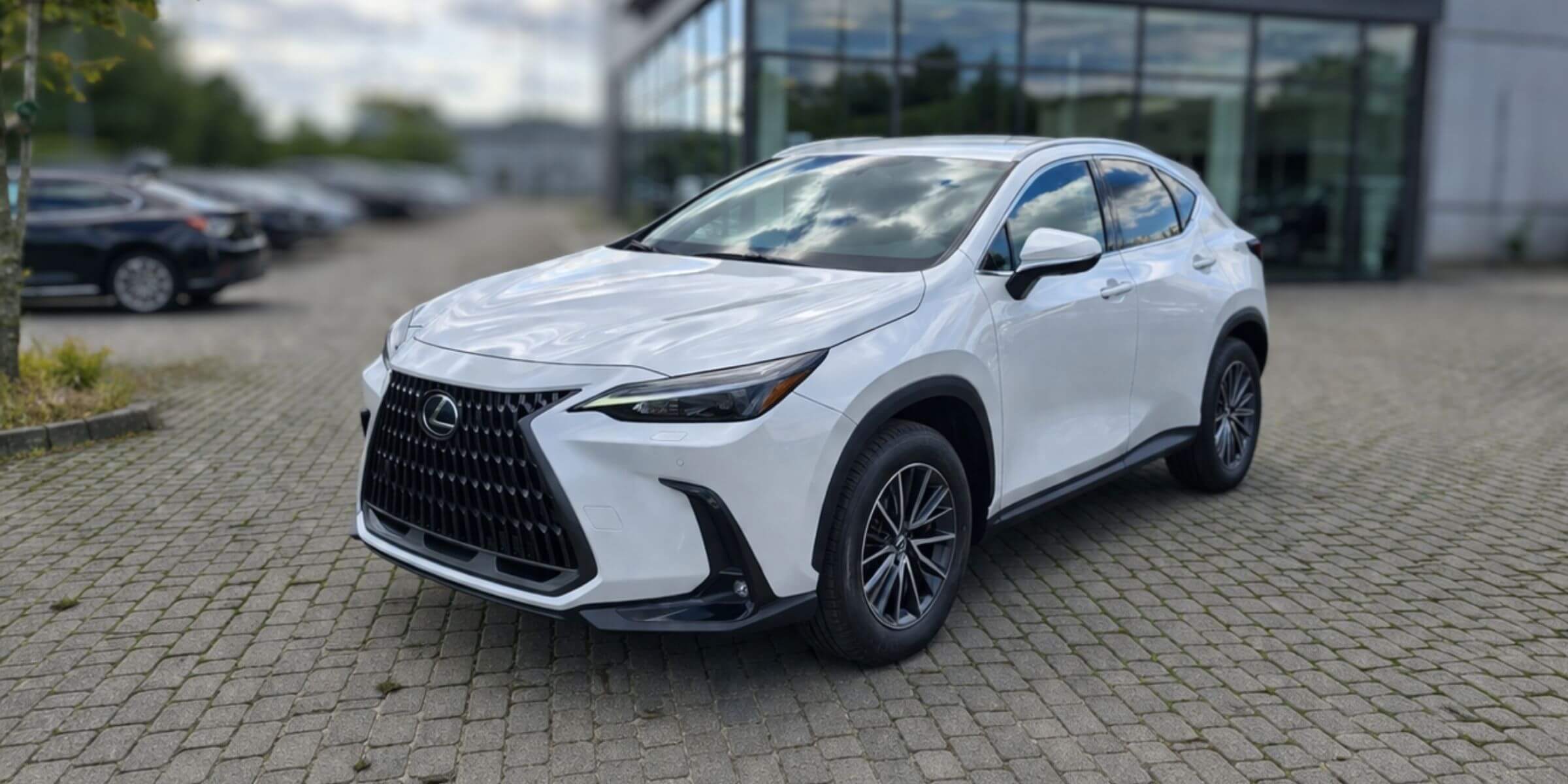 Lexus NX – Silniki: hybryda 200 KM, hybryda 243 KM i hybryda plug-in 309 KM