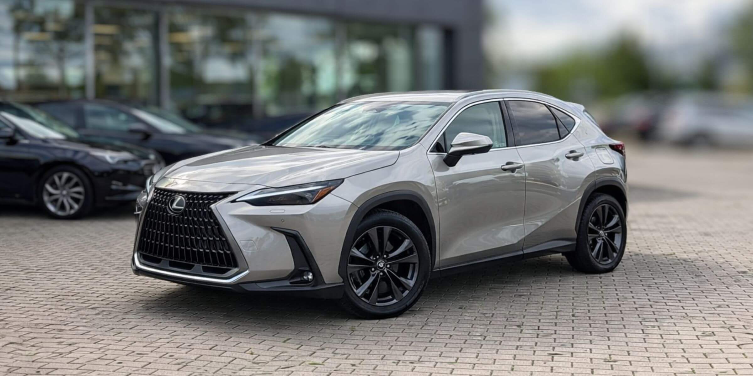 Lexus NX – widok z przodu i lewego boku