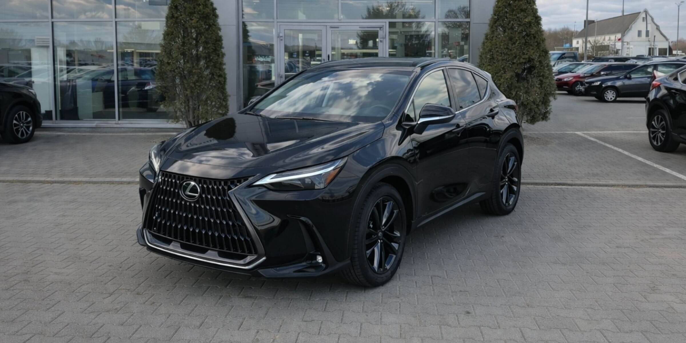 Lexus NX – widok z przodu i prawego boku