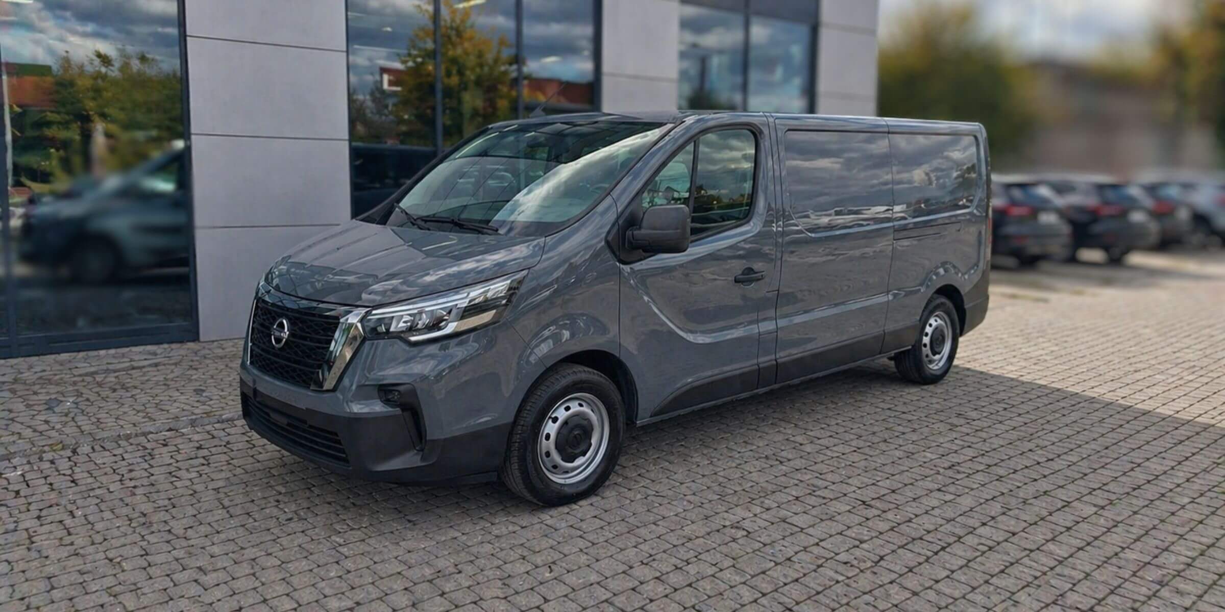 Nissan Primastar – widok z przodu i lewego boku