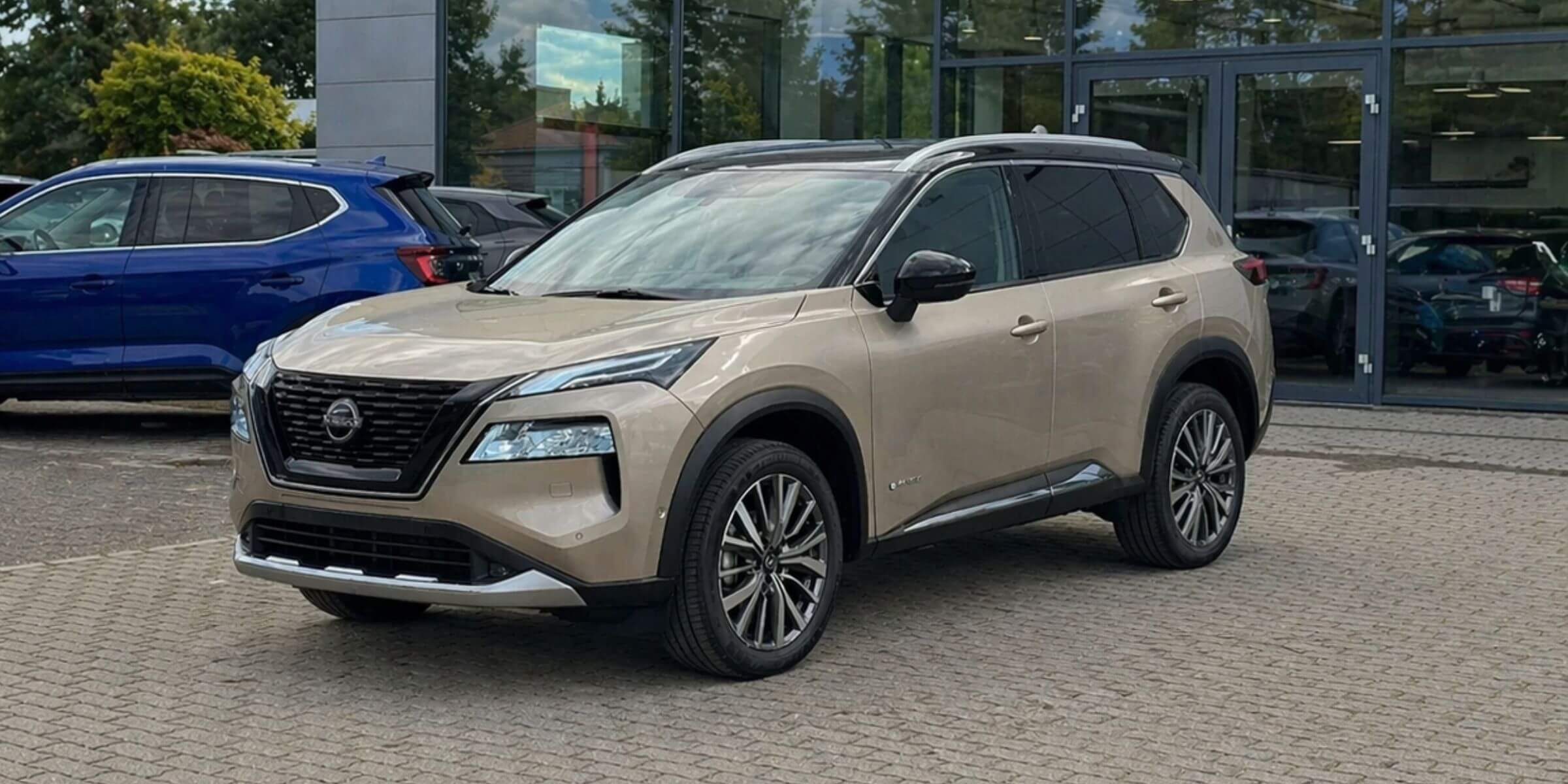 Nissan X-Trail – widok z przodu i lewego boku
