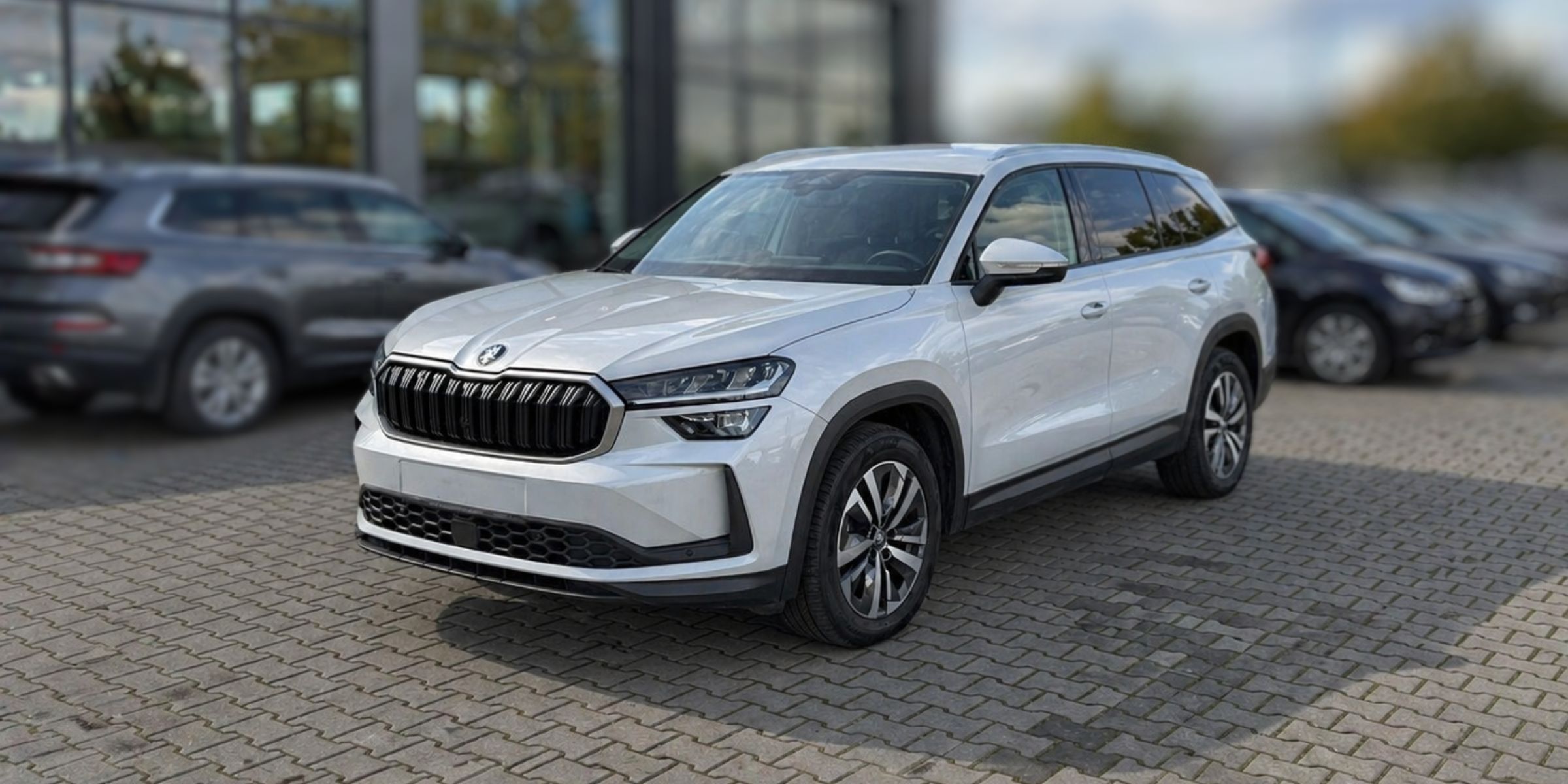 Skoda Kodiaq – widok z przodu i lewego boku