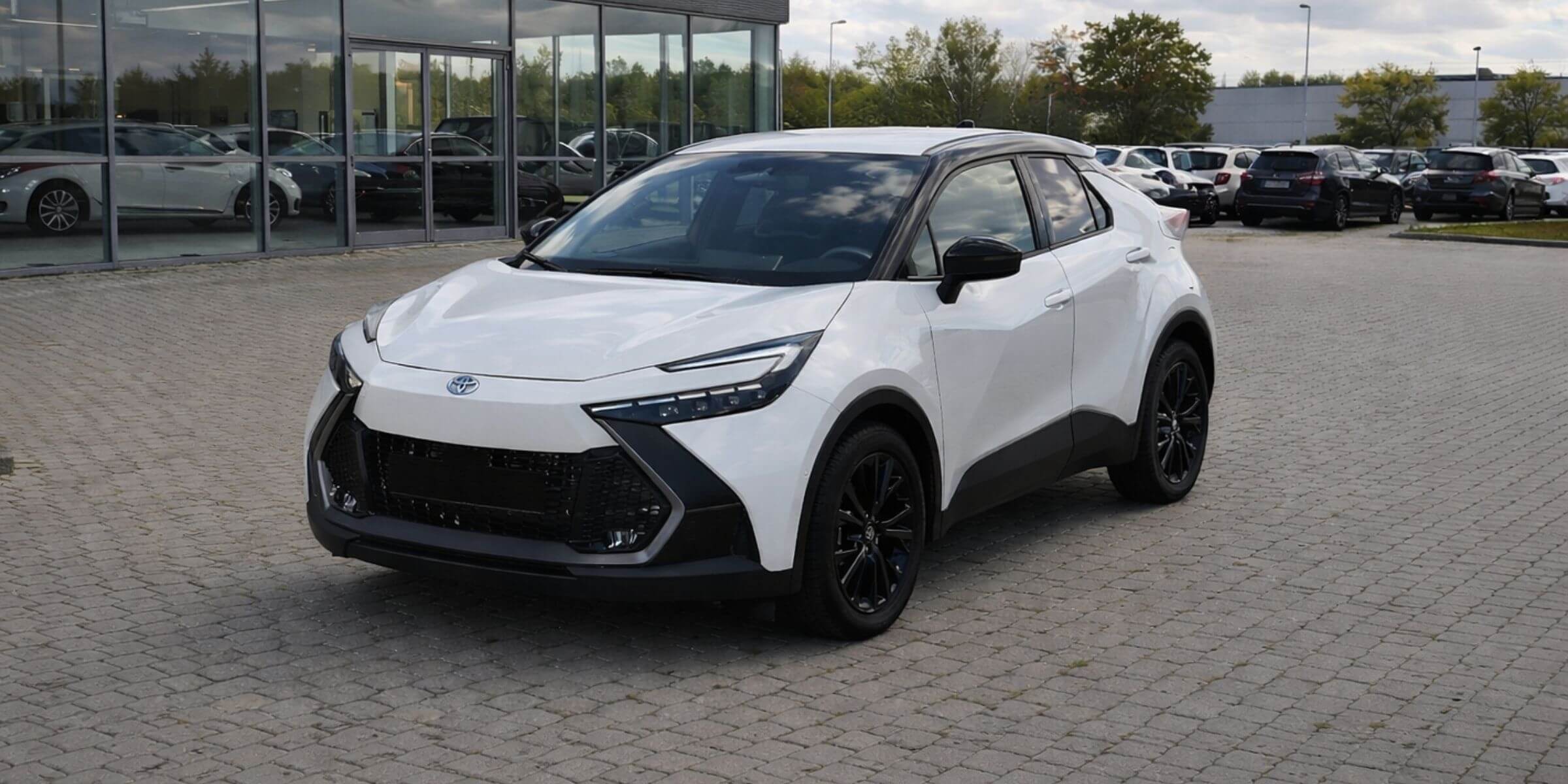 Toyota C-HR – widok z przodu i prawego boku