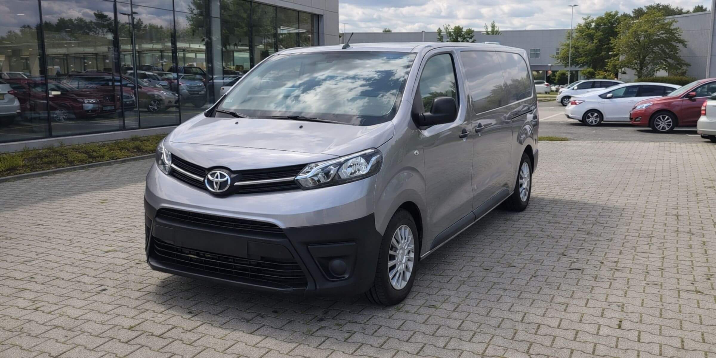 Toyota PROACE – widok z przodu i lewego boku