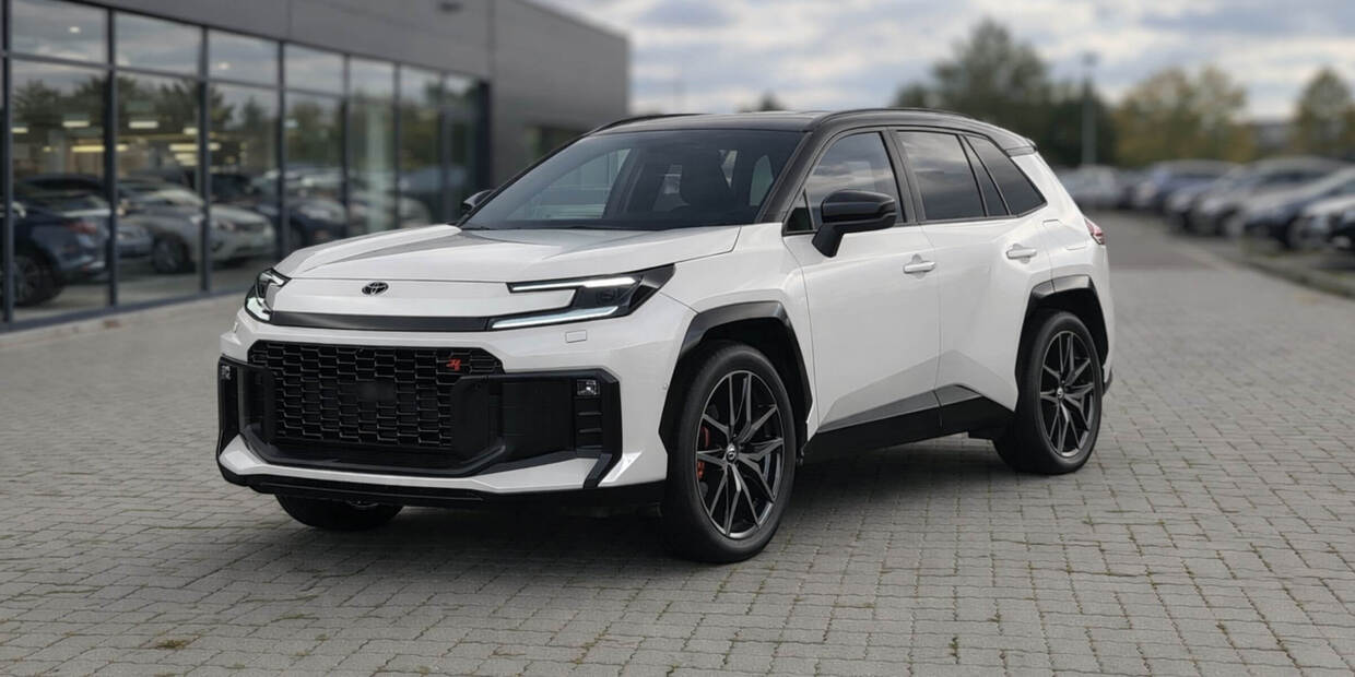 Toyota RAV4 – widok z przodu i prawego boku