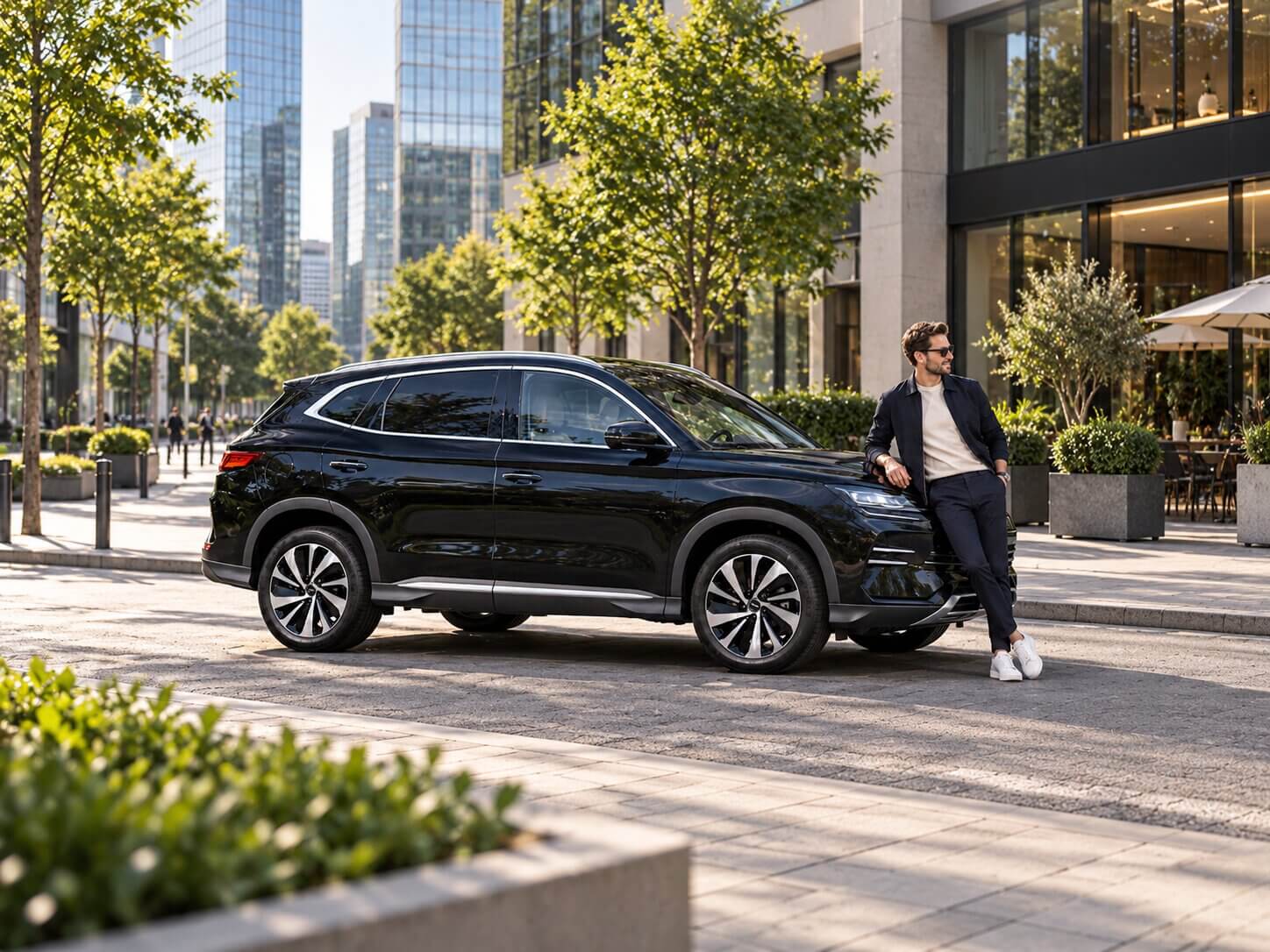 Luksusowy SUV na miejskim placu