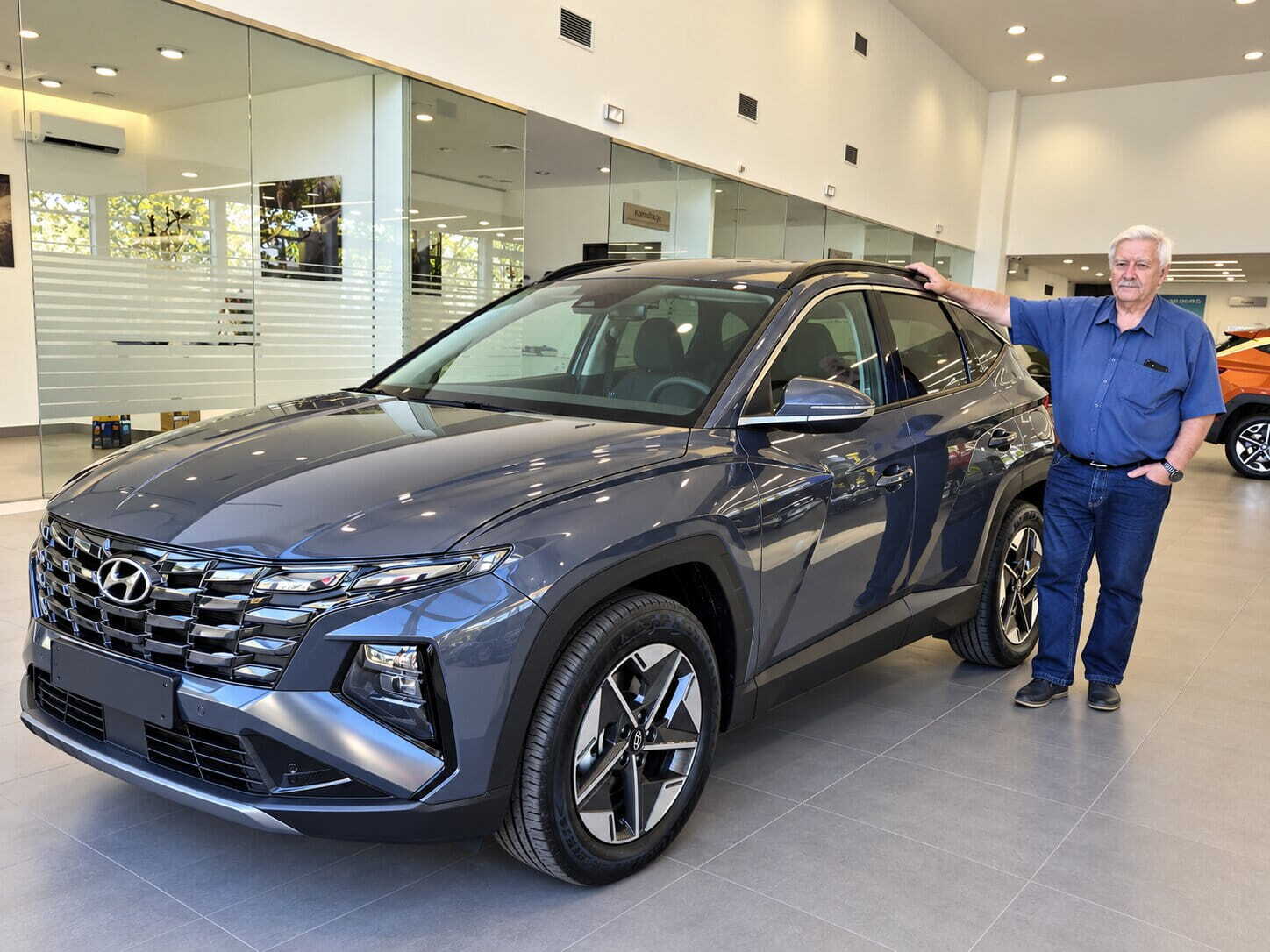 Nowy Hyundai Tucson w salonie samochodowym