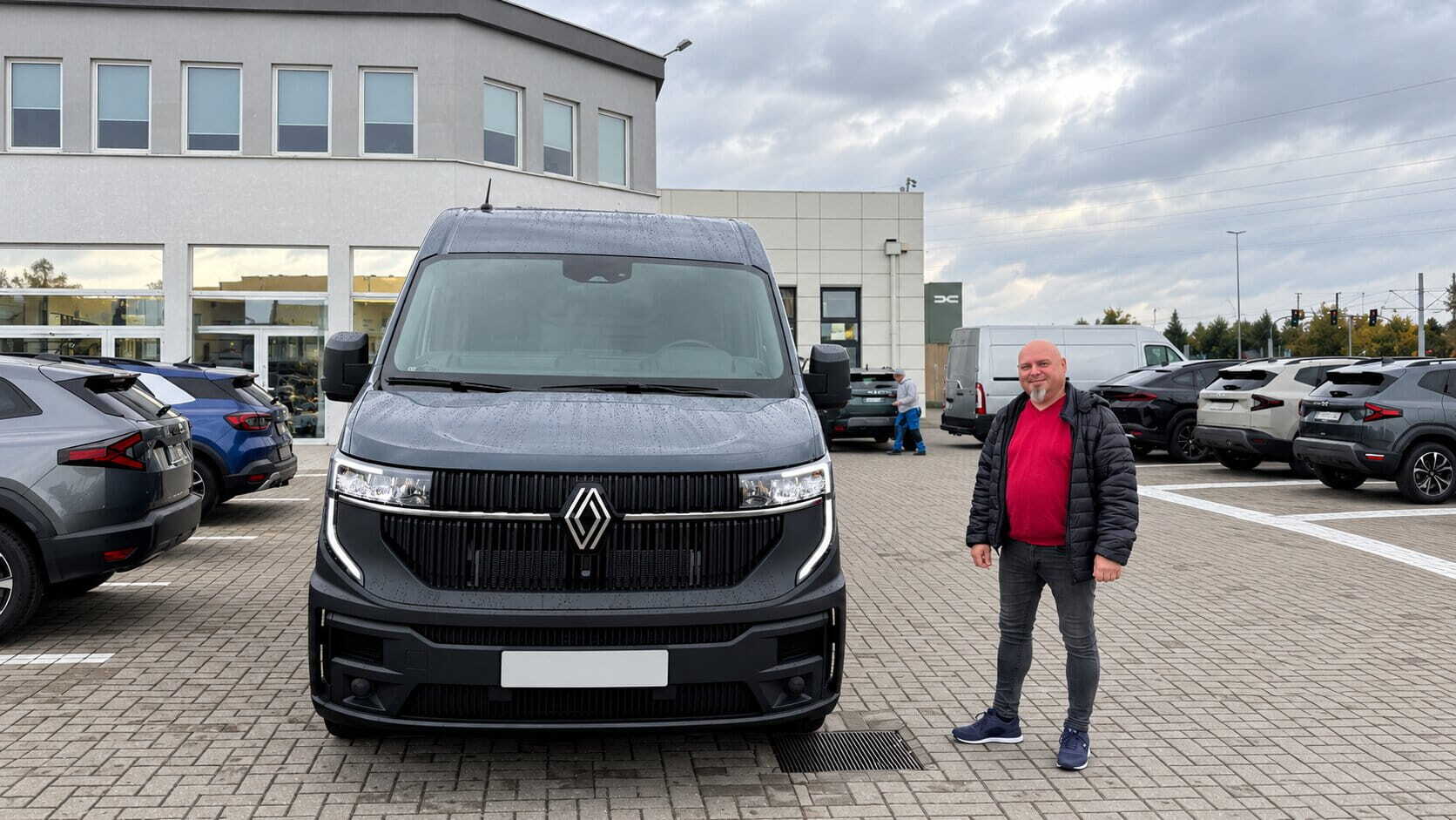 Renault van na tle salonu samochodowego